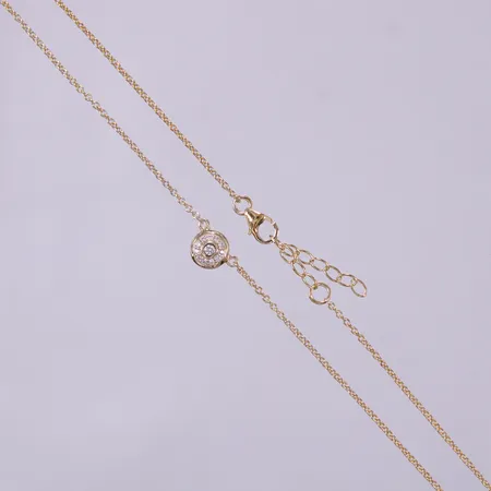 Collier med vita stenar, längd: ca 41,5-44,5cm, bredd: ca 1,5mm, hänge Ø ca 7,5mm, förgyllt silver 925/1000  Vikt: 3,3 g