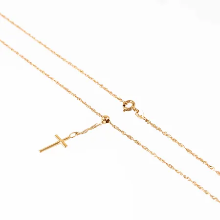 Collier "singapore med kors" i 18K guld. Den är 42 cm lång, 1,3 mm bred och väger 1,9g. Korset hänger ner 30 mm från kedjan. Kulan är rörlig på kedjan, men går inte att ta av. Springring. 