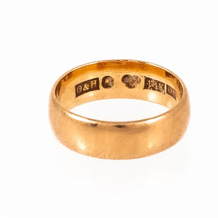 Slät ring (lillfingerring) i 18K guld. Den är 5 mm bred, är i storlek 14 (!!) och väger 3,2g. Oläslig gravyrrest.