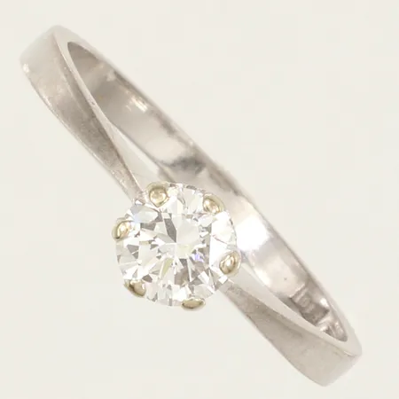 Ring med diamant  0,45ct, enligt gravyr. vitguld, stl 17¾, bredd ca 5,4mm,  	Guldsmeders Inköps Ab år 1980, 18K Vikt: 2,8 g