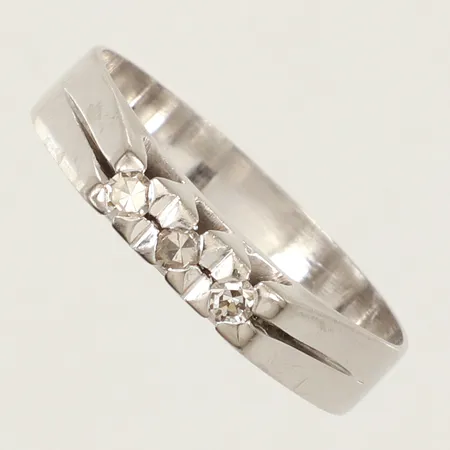 Ring med diamanter ca 3 x 0,03ct, vitguld, stl 18½, bredd ca 3,6mm, John Petterssons Eftr Juvelerar Ab Stockholm år 1961, 18K Vikt: 4 g