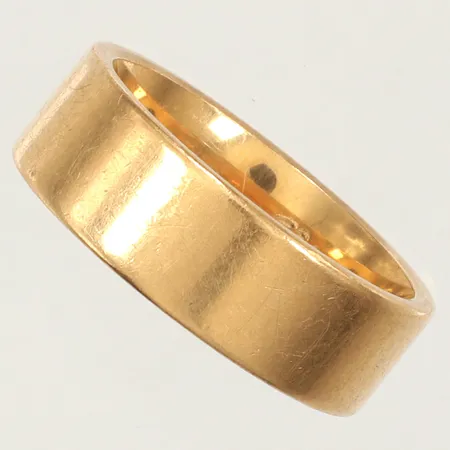 Ring slät, stl 18½, bredd 7mm, Schalin, gravyr, 18K  Vikt: 11,5 g