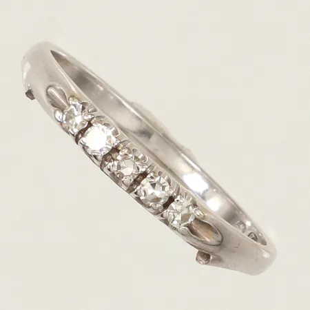 Ring med diamanter ca 4 x 0,01ct, vitguld, stl 17¼, bredd ca 2,5mm, 18K Vikt: 1,6 g