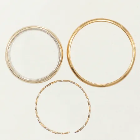 3 Ringar, graverade, defekt, 18K  Vikt: 10,7 g