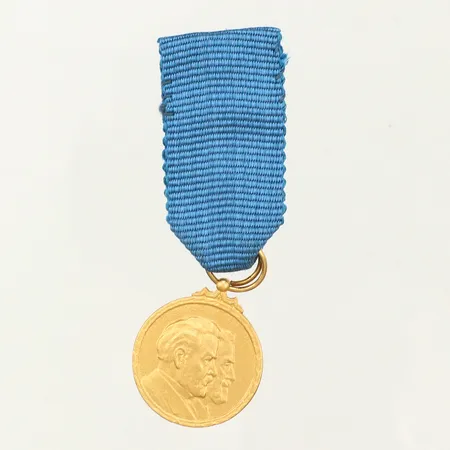 Medalj, "För nit och kunnighet i mångårig tjänst, telefonaktiebolaget L.M. Ericsson", blått band, Sporrong år 1970, originalask, bruttovikt: 4,9g, 18K