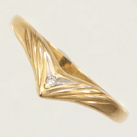 Ring med diamant ca 0,01ct 8/8-slipad, stl 16, bredd 1,5-4mm, Guldfynd, skev skena, 18K Vikt: 1 g