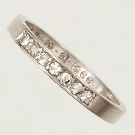 Ring allians med diamanter 7 x ca 0,02ct 8/8-slipade, stl 17, bredd 2,5mm, vitguld, gravyr, 18K  Vikt: 2,8 g