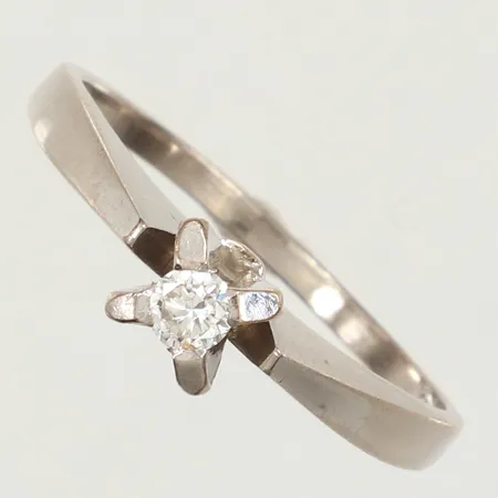 Ring med diamant ca 0,12ct enligt gravyr, stl 18, bredd 1,5-5mm, vitguld, 18K  Vikt: 3,4 g