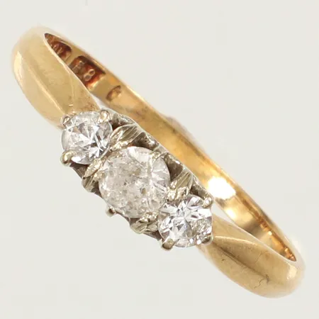 Ring med vita stenar, stl 15½, bredd 1-4mm, skev skena, sliten sten, 18K  Vikt: 1,5 g