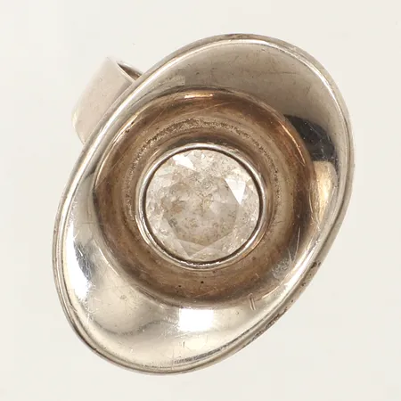 Ring med fasettslipad vit sten, stl 16¾, bredd ca 24mm, Alton år 1970, 925/1000 silver Vikt: 7,8 g