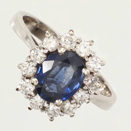 Carmoséring med blå sten, möjligen safir och diamanter 12 x ca 0,04ct, stl 17¾, bredd 2,5-13,5mm, vitguld, 18K  Vikt: 4,7 g