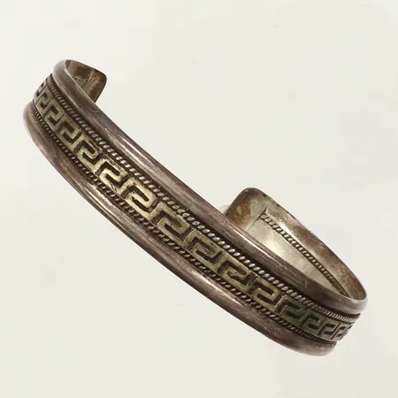 Armband, meandermönstred, innermått ca 45-55mm, bredd ca 11mm, bucklig, silver Vikt: 18,6 g