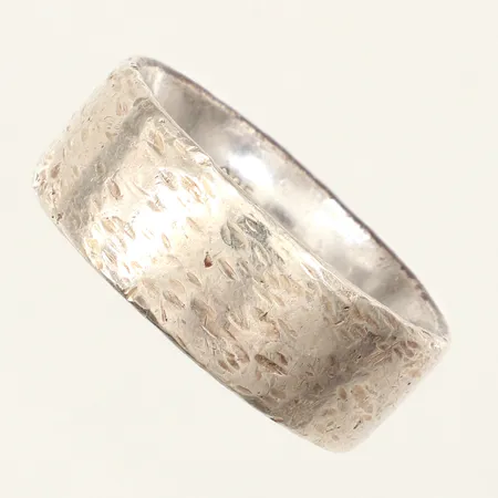 Ring, stl 18½, bredd 8,5mm, ojämn skena, 925/1000 silver  Vikt: 11,2 g