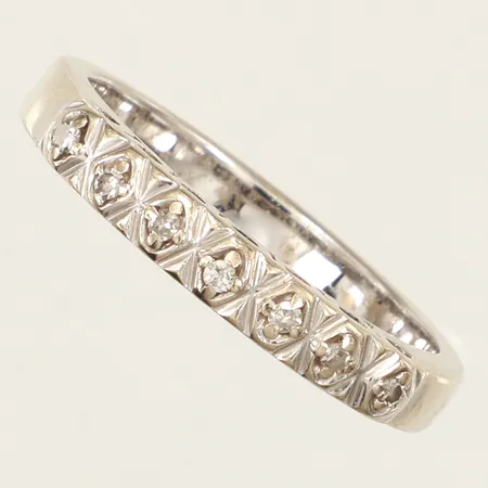 Ring med diamanter 7 x 0,005ct totalt 0,05ct enligt gravyr, stl 16¾, bredd ca 2,9mm, vitguld, Guldfynd, 18K Vikt: 3,5 g