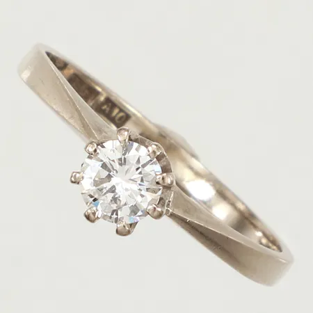 Ring med diamant 0,30ct, enligt gravyr, stl 17, bredd ca 5,5mm, vitguld, 18K Vikt: 2,1 g