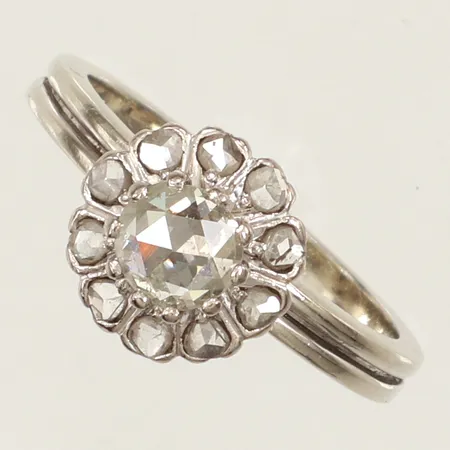 Ring med 11 rosenslipade diamanter, stl 17½, bredd ca 10mm, vitguld, 18K Vikt: 4,8 g