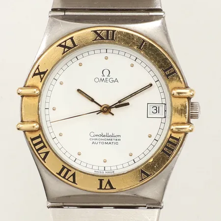 Armbandsur Omega Constellation, automat, 36mm, stål/guld, datum, kronometer, glasbaksida, serienr: 49564707, calnr:  1111, stållänk, innermått inklusive ur ca 17cm, viklås, bruksslitage, repig länk och boett, inga övriga tillbehör.