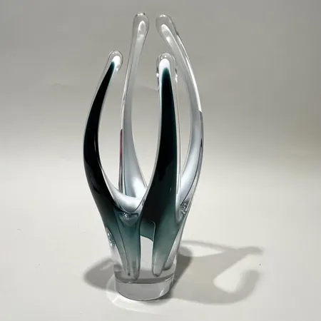 Glasskulptur Coquille, Paul Kedelv, Flygfors -57, höjd ca 27cm, signerad, nagg, stearinrester, glas. Skickas med postpaket.