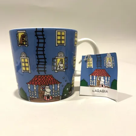 Muminmugg, Moominhouse/ Muminhuset (2015-) Arabia, höjd 8 cm, Ø 8,5 cm, etikettmärkt