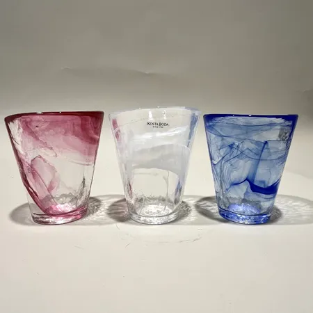 Tre dricksglas/ tumblerglas, "Mine", Ulrica Hydman-Vallien, Kosta Boda, märkta UHV, etikettmärkta Skickas med postpaket.