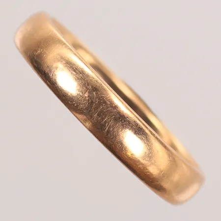 Ring, slät, stl 22, gravyr, 18K  Vikt: 10,1 g