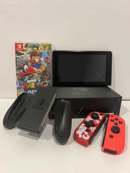 Nintendo Switch, serie nr XKJ10001078014, Joy Con-kontroll, laddare, i originalkartong, bruksslitage, medföljande spel: Super Mario Odyssey   Skickas med postpaket.