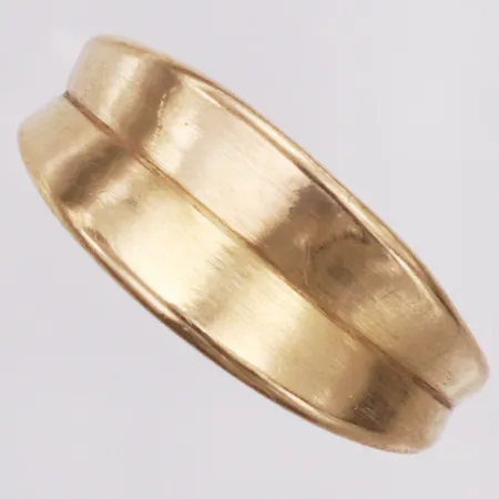 Ring, Tebon år 2011, stl 17, bredd 3,4-8,4mm, gravyr, 18K  Vikt: 6,8 g