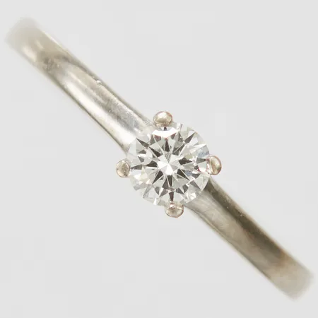 Ring med diamant 1xca0,25ct enligt gravyren, Ø17, bredd:1,5-4mm, personlig gravyr, vitguld, Guldfynd, 18K Vikt: 3,5 g