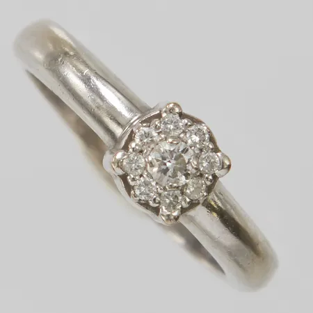 Ring med diamanter 1xca0,08ct samt 8xca0,015ct, Ø16½, bredd:2,5-6mm, vitguld, 18K Vikt: 5,8 g