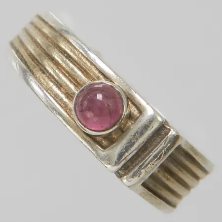 Silverring, cabochonslipad rosa turmalin, Ø17, bredd:5-6mm, 925/1000. Vikt: 4,5 g