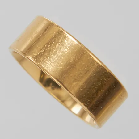 Ring, slät, Ø16¼, bredd:7mm, Schalins, gravyr, 18K. Vikt: 7,1 g