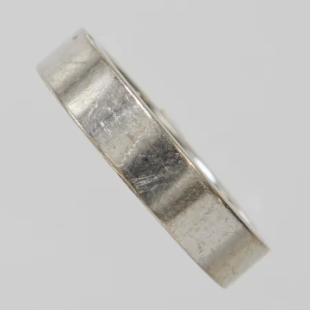 Ring, Efva Attling, slät, Ø16½, bredd:4,5mm, signerad, personlig gravyr, vitguld, 18K. Vikt: 8 g