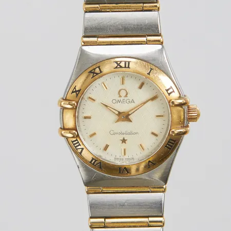 Damur Omega Constellation, 23mm, stål/guld, quartz, ref: 12623000, snr: 57232959, boettnr: 795.1203, Cal. 1456, stål/guldlänk, länkreferens: 6553/865, total längd: ca 16cm , extra länkbitar, certifikat från april 2001, sliten box