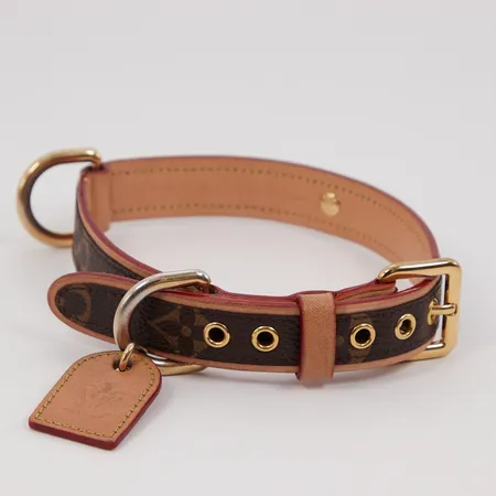 Hundhalsband Louis Vuitton, model: M82100, passar ca 32-40cm, total längd 45cm, bredd 2cm