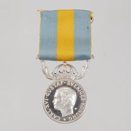 Medalj, Carl XVI Gustaf Sveriges konung, Ø ca 31mm, tygband, Sporrong, 925/1000 Silver. Bruttovikt inkl bandet: 22,5g Vikt: 0 g