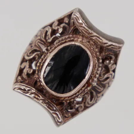 Ring med svart sten, stl 20, bredd 2,6-23mm, repor, silver Vikt: 14,5 g