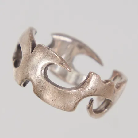 Ring stl 20½, bredd ca 10mm, repor, silver Vikt: 11,8 g