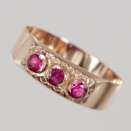 Ring stl 19¼, bredd 4,7-6,6mm, rosa stenar, ojämn skena, 14K Vikt: 2 g