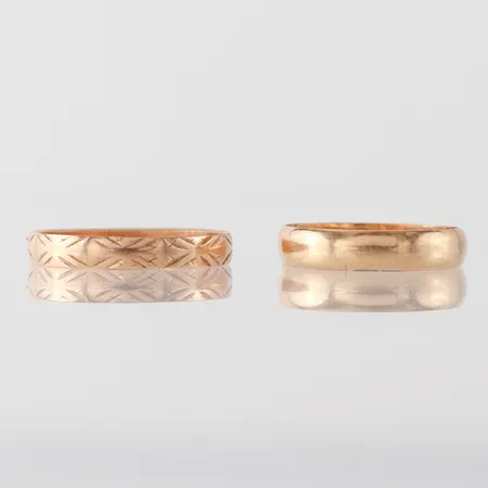 Ringar 2 st med gravyrer, 14k. Vikt: 3,8 g