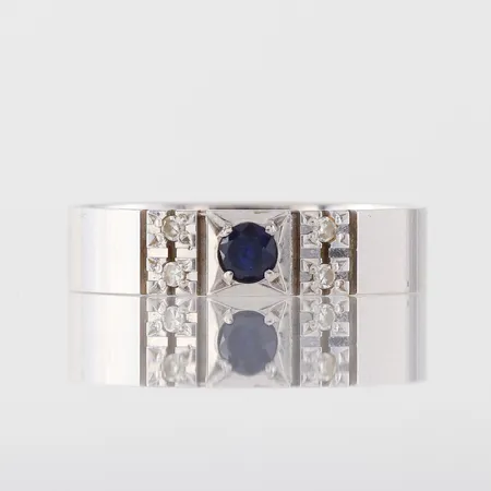 Ring vitguld med safir och 4 st diamanter, Kaplan Stockholm 1976, storlek 19 ½ mm, bredd 4.8 mm, 18k. Vikt: 3,7 g