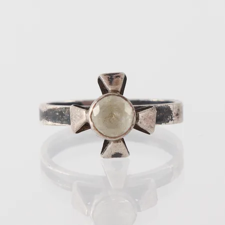 Ring med sten, ALTON, storlek 17 mm, bredd 2.8-11.2 mm, silver. Vikt: 2,5 g