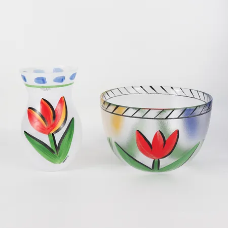 Ulrica Hydman-Vallien (1938-2018) Vas och skål "Tulipa", signerade, vasens höjd 20 cm, skålens höjd 15 cm, diameter 22 cm. Skickas med postpaket.