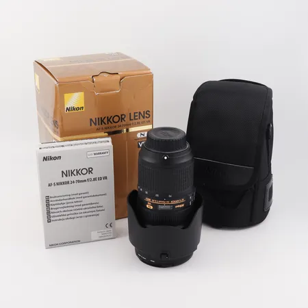 Objektiv Nikon Nikkor 24-70 mm, inköpt på Cyberphoto Umeå år 2020 för 17000 kronor,  Skickas med postpaket.