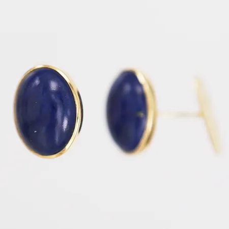 Ett par manschettknappar med cabochonslipad lapis lazuli, 2 x ca 15,00ct, tillverkade av Björkman & Magnell Guldsmedsateljé, Stockholm 1988, mått 22 x 16 mm, 18K guld. Vikt: 16,3 g