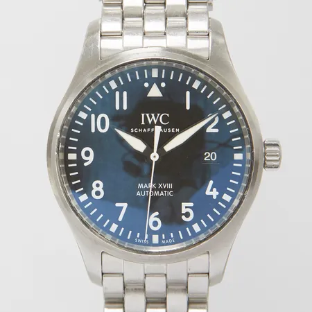 Herrur IWC pilot Mk XVIII, stål, automatisk, 40mm, ref: IW327011, snr: 5503231, Cal. 30110, verknr: 3677807, boettnr: 2370, safirglas, datum, stållänk, viklås, certifikat daterat 2016-07-07 Rydbergs ur, manual, box, servicebehov