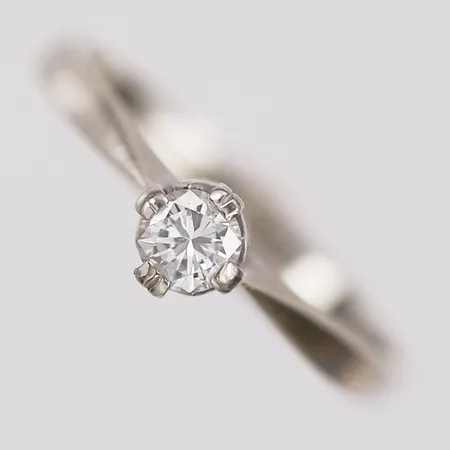 Ring med diamant 0,20ct enligt gravyr, kvalitet ca TW/W (G-H)/VS, stl: 16¼, bredd: 2-5mm, 18K vitguld. Vikt: 1,9 g