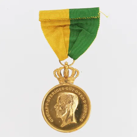 Kunglig medalj, För långvarig och trogen tjänst, utgiven av Kungliga Patriotiska Sällskapet, Ø36mm, år 1938, personlig gravyr, krona i 18K, 23K, bruttovikt: 30,7 Vikt: 0 g