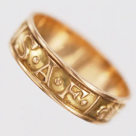 Ring med dekor i relief, "S.A.F", stl: 20½, bredd: 6mm, Ivan Carlsson, år 1931, gravyr, 18K guld. Vikt: 4,7 g