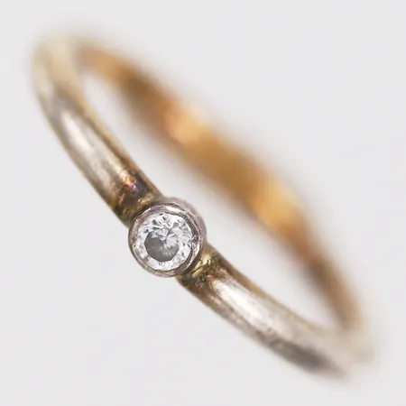 Ring med vit sten, förgylld, stl: 18, bredd: 2,5mm, 925/1000 silver. Vikt: 2,9 g