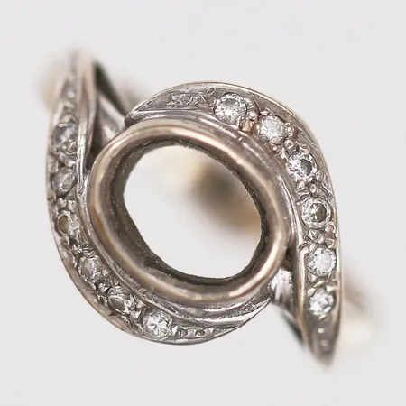 Ring med diamanter 12 x ca 0,01ct, stl: 16¾, bredd: 2-12mm, mittsten saknas, 18K vitguld. Vikt: 3,6 g